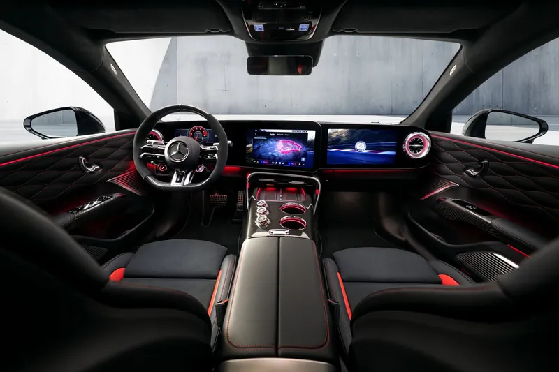 Mercedes-AMG GT 4-Door Coupé toont interieur als commandocentrum voor performance