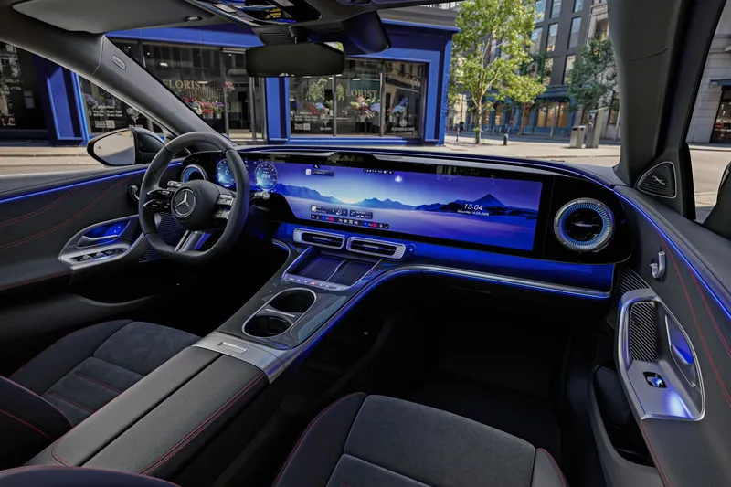 Mercedes toont interieur elektrische C-Klasse en schuift 2026-premiere naar voren