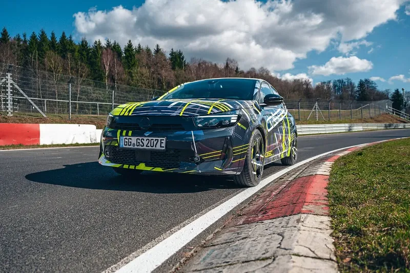 Opel warmt de nieuwe Corsa GSE op met camouflage en belofte van sterkste Corsa ooit