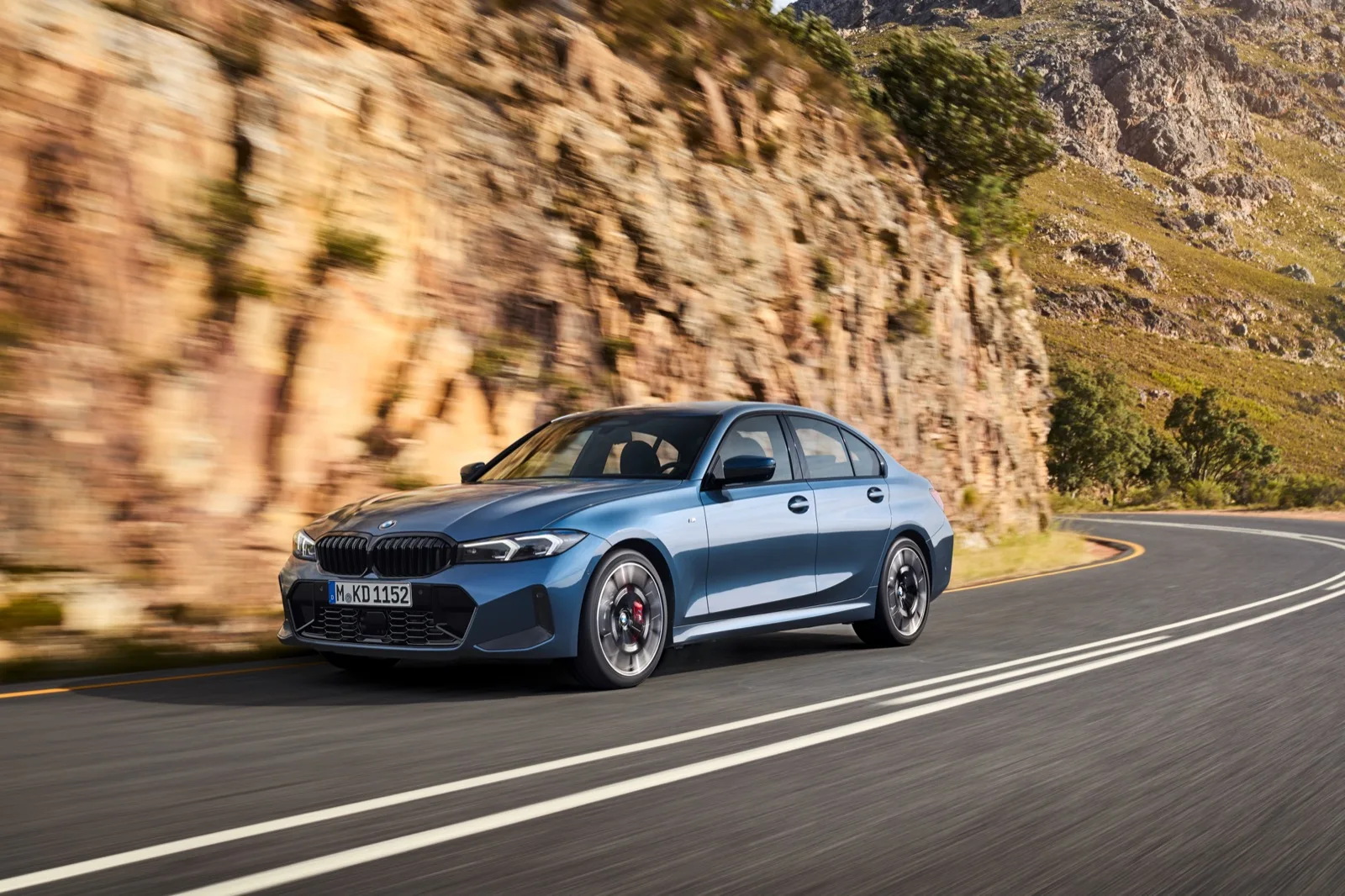 BMW 3 Serie in blauw op dynamische bergweg
