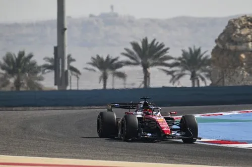 Ferrari SF-26 in actie tijdens de wintertest in Bahrain