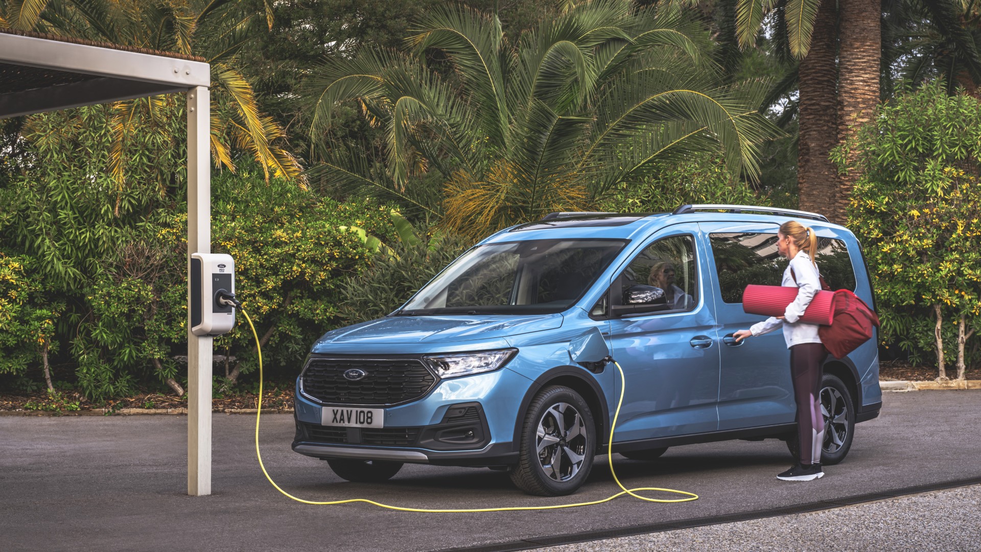 Ford Tourneo Connect PHEV aan de laadpaal
