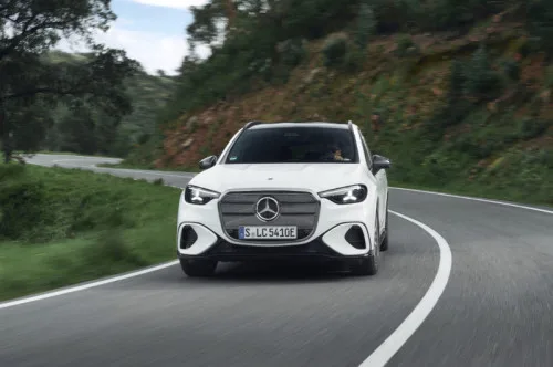 Elektrische Mercedes-Benz GLC rijdend op de weg