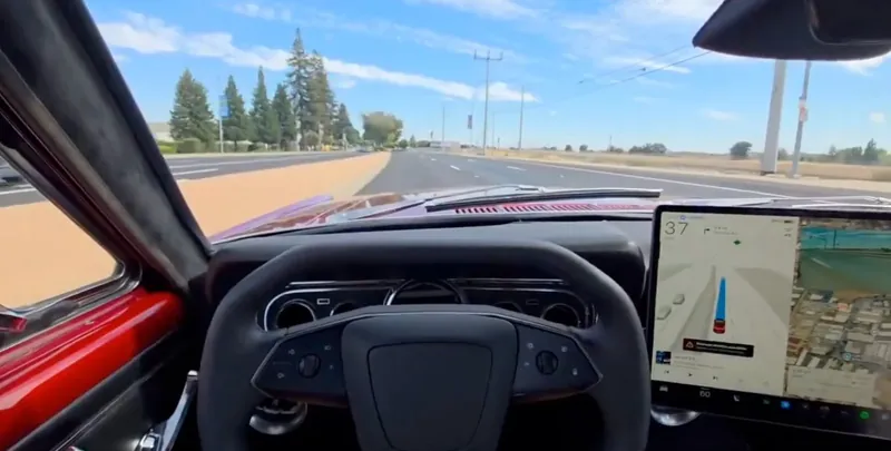 Klassieke Ford Mustang uit 1966 rijdt op Tesla-techniek met werkende FSD